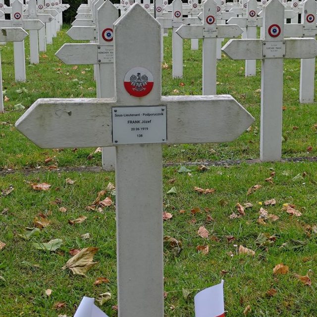 Croix blanche avec emblème polonais et inscription 'Sous-Lieutenant - Podporucznik Frank Józef 20 06 1919 138' au Cimetière de l'Ouest. Deux petits drapeaux polonais devant.