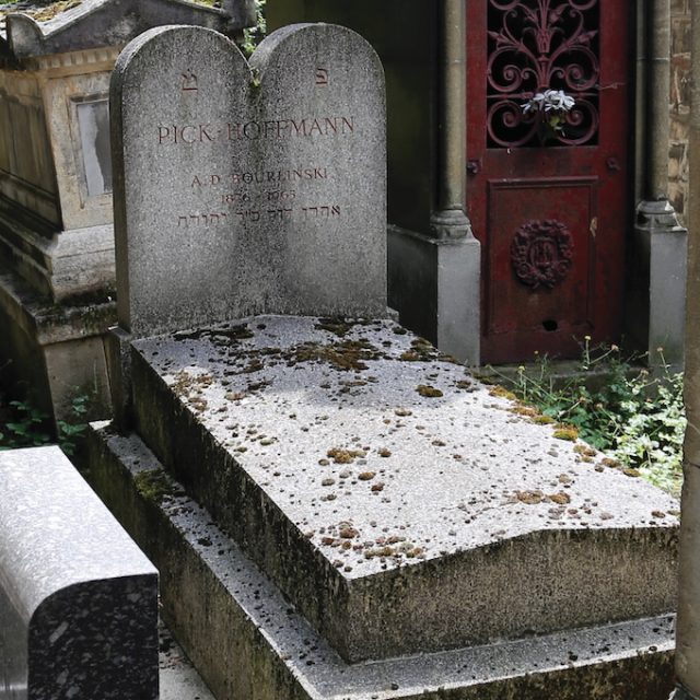 Gravestone of Aron and Jacques Burlinski with a stepped pedestal and slanted double-pitched slab. Inscription on the stele shaped like the Tablets of Moses.