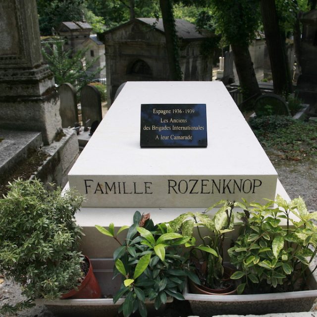 Tombe de la famille Rozenknop avec une dalle plate légèrement inclinée. Inscriptions incluent 'Famille Rozenknop' et une plaque avec 'Espagne 1936-1939 Les Anciens des Brigades Internationales A leur Camarade'.