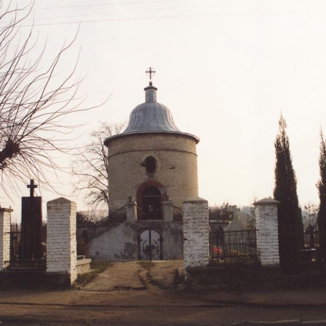 Chapel-monument in Zolochiv commemorating victims of Ukrainian terror in 1919. The small rotunda with a dome is surrounded by a gallery and accessed by steps, located in a cemetery.