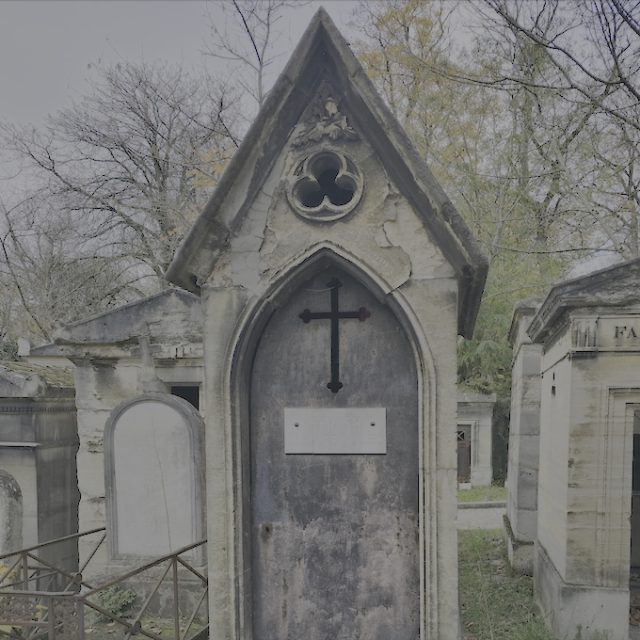 Kaplica neogotycka z ostrym dachem, ostrołukowe wejście obramowane listwami. Nad nim okno z maswerkiem w kształcie trójliścia. Metalowe drzwi z krzyżem łacińskim. Widoczne otaczające grobowce.
