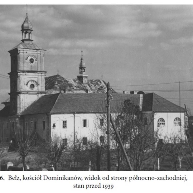 Widok na kościół dominikanów w Bełzie od strony północno-zachodniej, z wielokondygnacyjną wieżą i budynkiem z dachem dwuspadowym, przed 1939 rokiem.