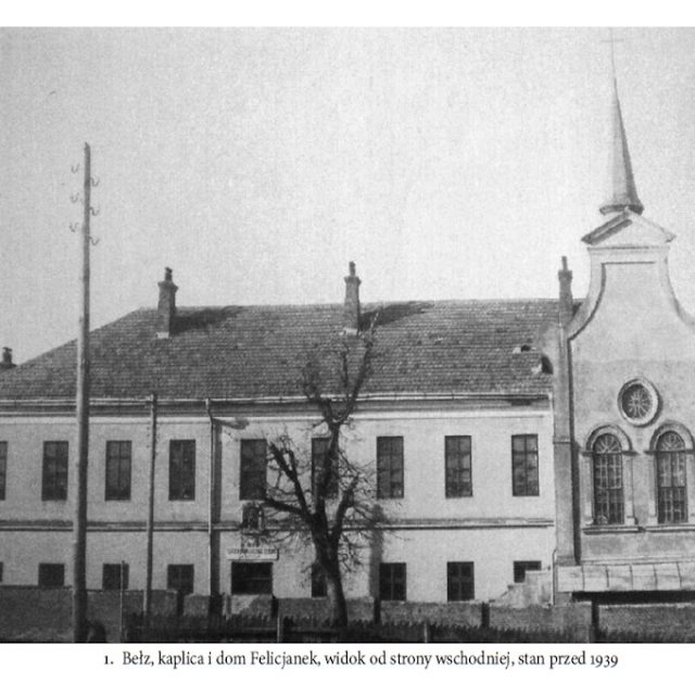 Photographie historique de la chapelle de Sainte Véronique et de la maison filiale des Sœurs Féliciennes à Bełz, montrant le bâtiment scolaire à deux étages et la chapelle avec une flèche, vue de l'est avant 1939.