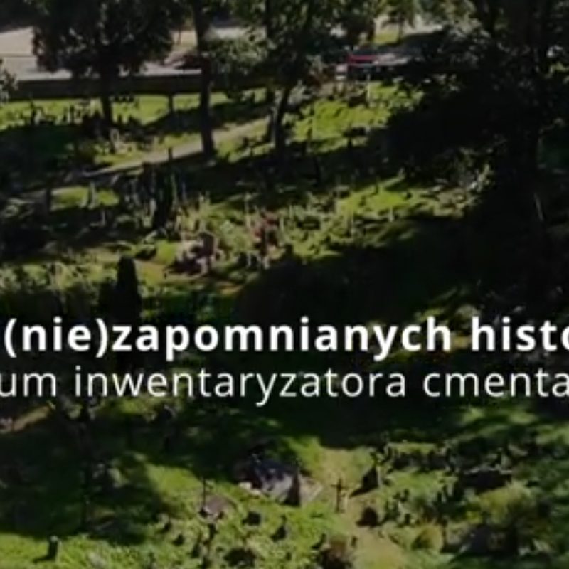 Widok z lotu ptaka na cmentarz z drzewami i nagrobkami. Nakładka tekstowa: 'Śladami (nie)zapomnianych historii. Vademecum inwentaryzatora cmentarzy'.