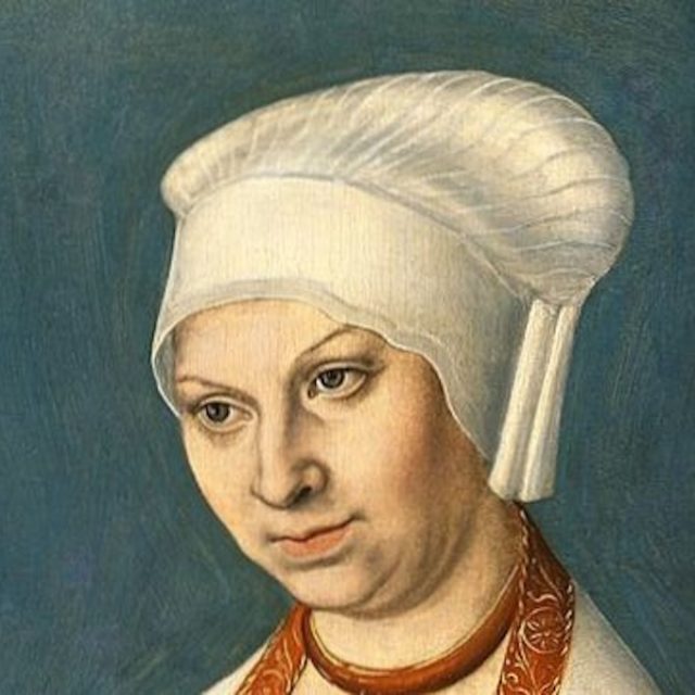 Portrait d'une femme portant un châle blanc et un col brodé rouge sur fond bleu. Peinture attribuée à Lucas Cranach l'Ancien.