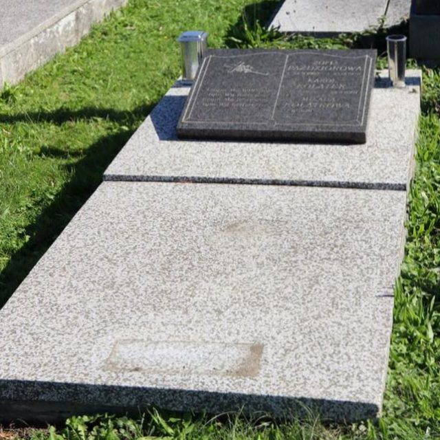 Nagrobek Karola Kołatka, Milady Kołatki, Zofii Paździor z tablicą inskrypcyjną przypominającą otwartą księgę. Tablica podparta kamiennym klinem, z krzyżem oplecionym różą.