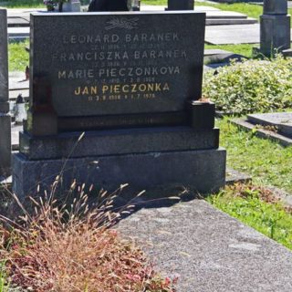 Nagrobek Leonarda Baranka, Franciszki Baranek, Marii Pieczonkovej i Jana Pieczonki. Stela na dwustopniowym cokole z inskrypcjami, otoczona małymi ogródkami.