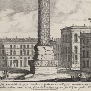 Ілюстрація, на якій зображено площу з колоною Антоніна Піуса в центрі, оточену будівлями в класичному стилі. Люди прогулюються біля колони, а праворуч видно фонтан.