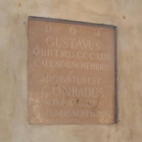 Marmurowa tablica z łacińskim napisem w Celi Konrada, klasztor Bazylianów w Wilnie. Tekst: 'D.O.M. Gustavus obit M.D. CCC. XXIII Calendis Novembris. Hic natus est Conradus M.D. CCC. XXIII Calendis Novembris.'