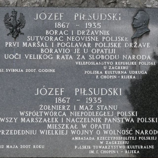 Tablica pamiątkowa Józefa Piłsudskiego w Opatii, Chorwacja. Napis w języku polskim i chorwackim honoruje go jako żołnierza i męża stanu, współtwórcę niepodległej Polski. Wykonana z ciemnego kamienia ze złotymi literami, odsłonięta w 2007 roku.