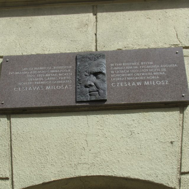 Plaque commémorant Czesław Miłosz sur le bâtiment de l'ancien gymnase d'État du roi Sigismond Auguste.