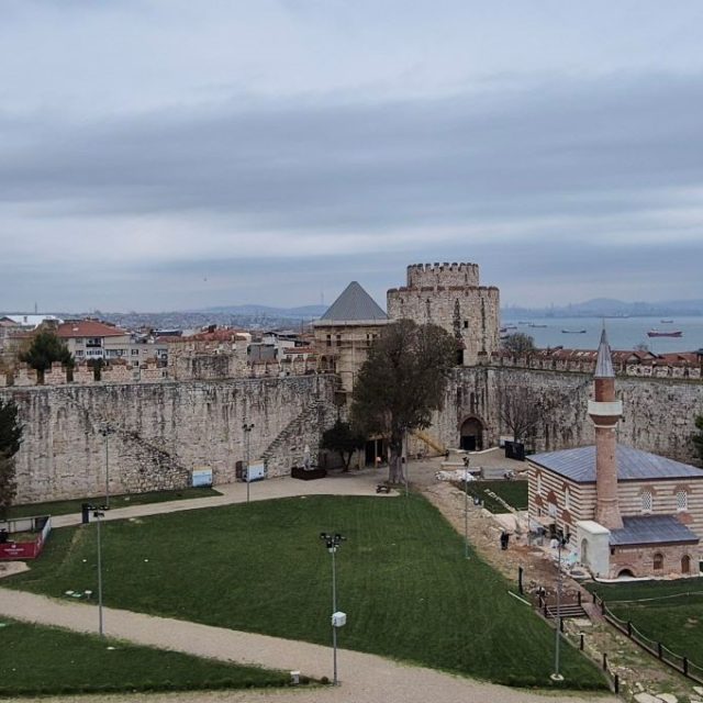 Forteresse de Yedikule hisarı (en turc : Yedikule hisarı - Forteresse des sept tours)