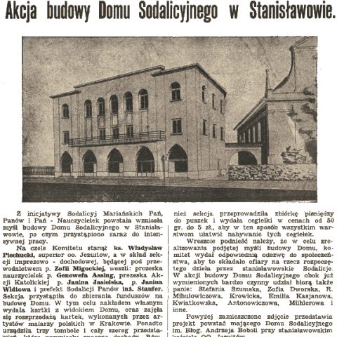 Photographie en noir et blanc de la conception de la Maison Sodalite à Stanislawow, montrant un bâtiment de deux étages avec des fenêtres cintrées et une façade partiellement construite. Au-dessus, un texte décrivant l'initiative de construction.