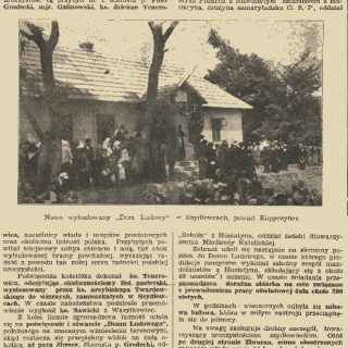 Czarno-biała fotografia nowo wybudowanego Domu Ludowego w Szydłowcach, otoczonego grupą ludzi. Budynek ma spadzisty dach i znajduje się wśród drzew.