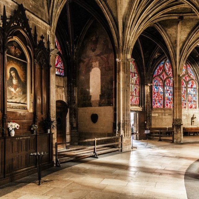 Kopia obrazu Matki Boskiej Ostrobramskiej w kościele Saint-Séverin w Paryżu
