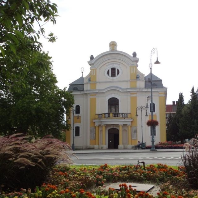 Костел Святого Владислава в Сарварі