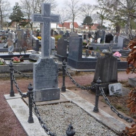 Pierre tombale d'Adolf et Antoni Ferdinand Zienkowicz au cimetière de la Vaucelle à Caen