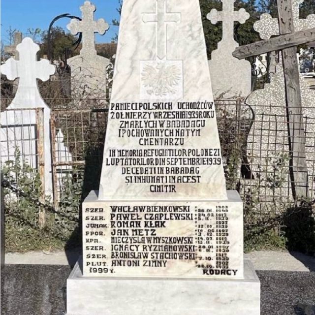 Pomnik upamiętniający ośmiu polskich żołnierzy internowanych w 1939 r. w Rumunii, pochowanych na lokalnym cmentarzu