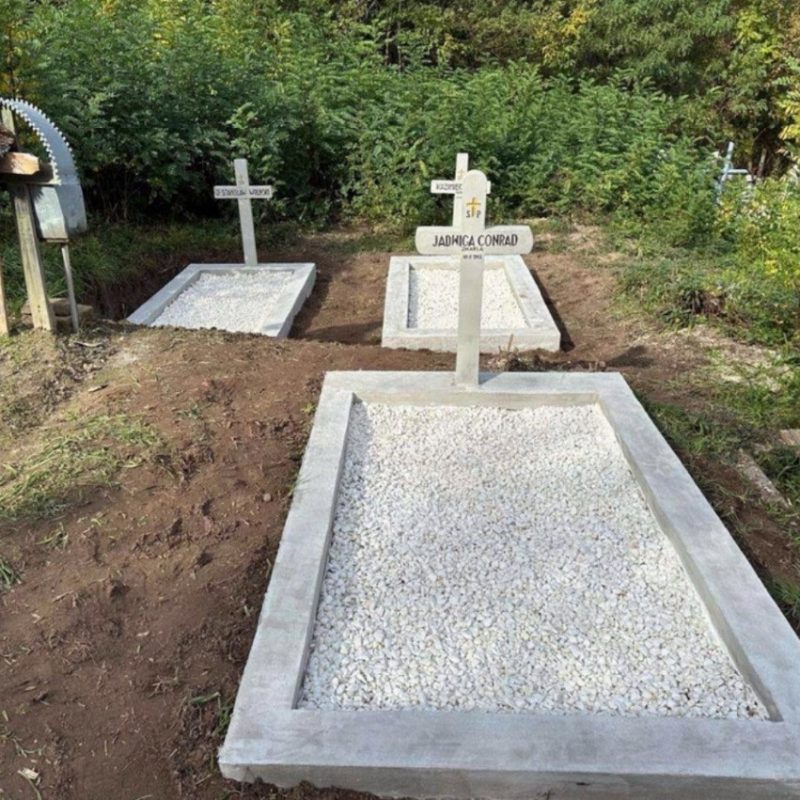 Groby polskich uchodźców z 1939 r. na lokalnym cmentarzu