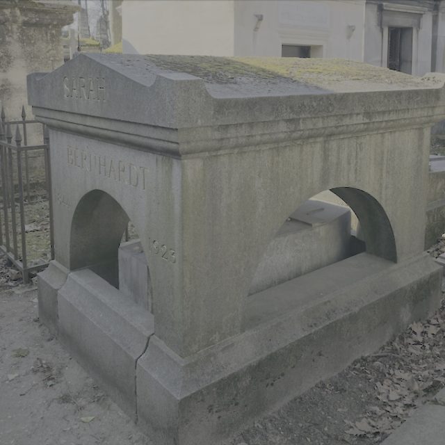 Tombe en pierre de Sarah Bernhardt avec couvercle en forme de sarcophage et côtés arqués. Inscription 'SARAH BERNHARDT' avec les dates '1844' et '1923'.