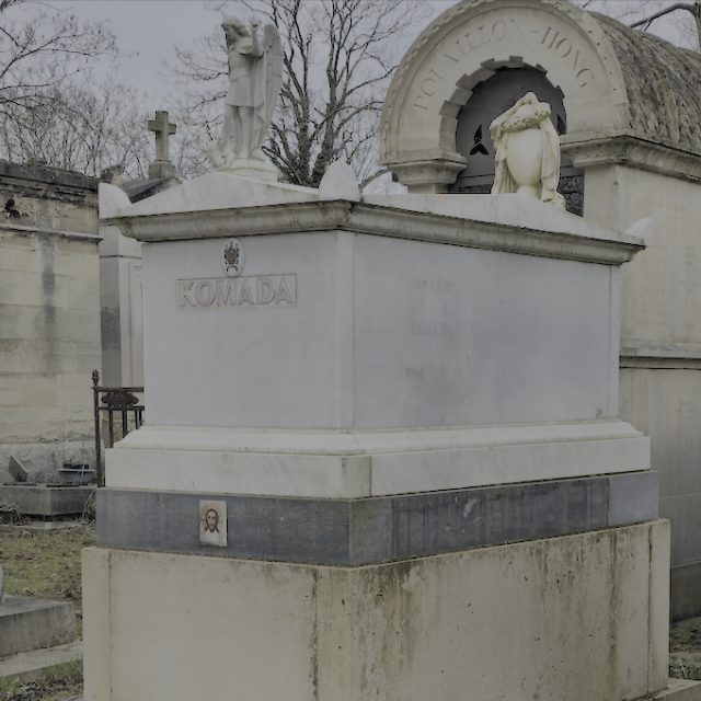Pierre tombale de Bronislava, Jean-Luc et Stefan Komada avec socle à gradins, sarcophage et urne recouverte d'un linceul. Sur la face avant, une sculpture d'un ange et l'inscription "Komada".