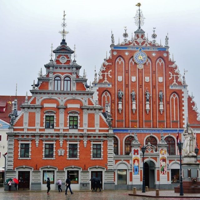 La maison de la Confrérie des Têtes Noires à Riga, avec sa façade richement décorée, ses statues et son horloge. Ce bâtiment, emblème de Riga, a été le théâtre de la signature du traité de Riga en 1921.