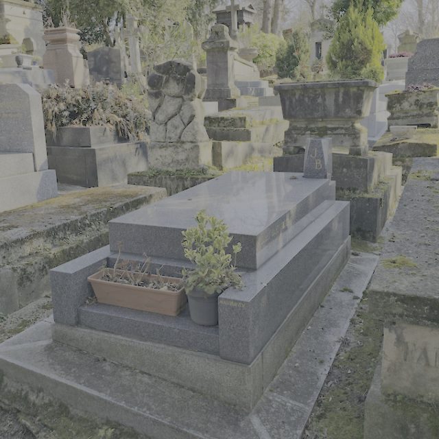 Pierre tombale de Jakub Bartoszik avec un socle élevé et une dalle plate inclinée avec un vase en pierre portant les initiales "JB". Une inscription est visible sur le côté droit de la dalle.