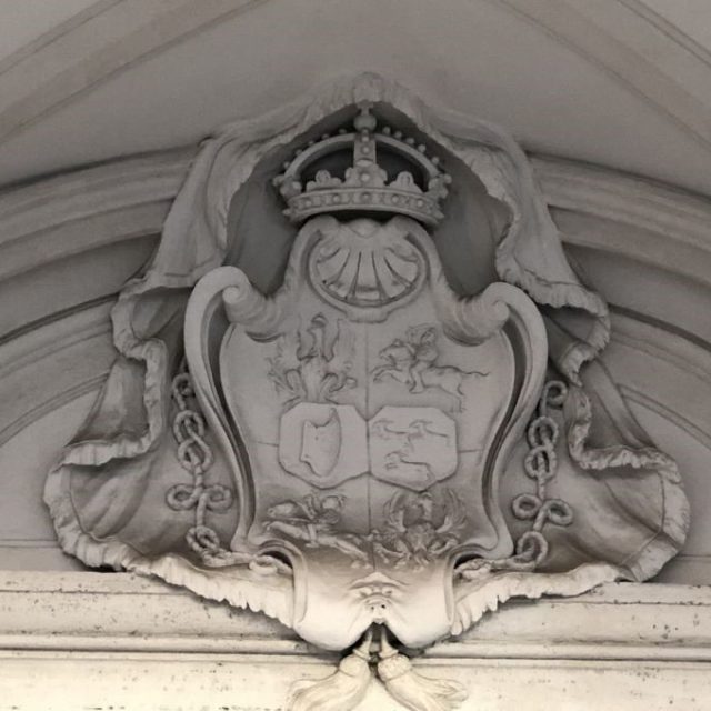 Kartusz herbowy z portalu tempietta Marii Kazimiery, proj. prawdopodobnie Filippo Juvarry, 1711, Rzym, Włochy