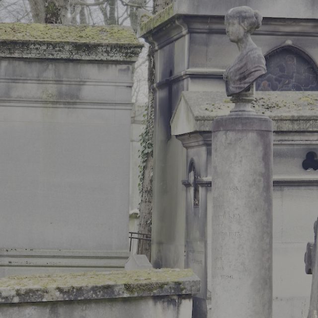 Tombstone with stepped plinth and slightly sloping, gabled slab. At the head, two square bases support a tall column with a bust of a woman. An inscription is visible on the column.
