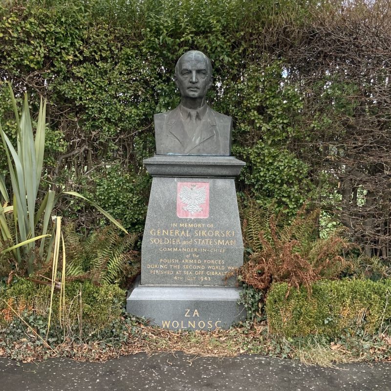 Un buste du général Sikorski sur un socle en pierre avec des inscriptions, entouré de verdure dans le parc Kinburn, à St Andrews.