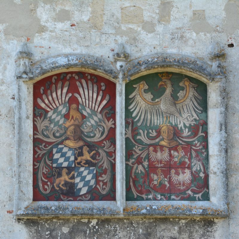 Armoiries de l'alliance bavaro-polonaise sur la porte Saint-Georges du château de Burghausen. L'écu de gauche présente des losanges bleus et blancs bavarois, l'écu de droite un aigle couronné.