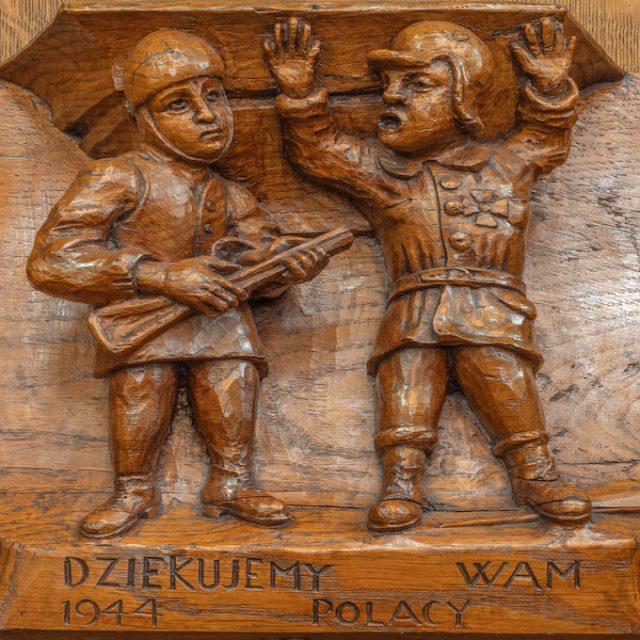 Bas-relief en bois dans l'église de la Vierge Marie à Breda représentant un soldat polonais désarmant un Allemand avec l'inscription "Thank you Poles" et l'année 1944.