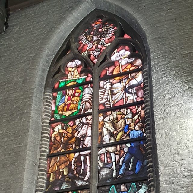 Vitrail de la chapelle Sint-Joost à Breda représentant des soldats polonais sur des chevaux blancs. L'un d'eux tient une bannière avec Notre-Dame de Czestochowa. Au-dessus d'eux, un aigle polonais couronné et les drapeaux britannique, américain et néerlandais.