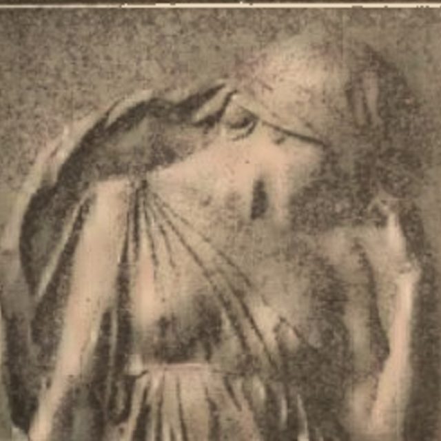 Reproduction d'un bas-relief de la pierre tombale de Józef Wieniawski à Ixelles, Belgique, représentant un personnage en draperie avec la tête inclinée.