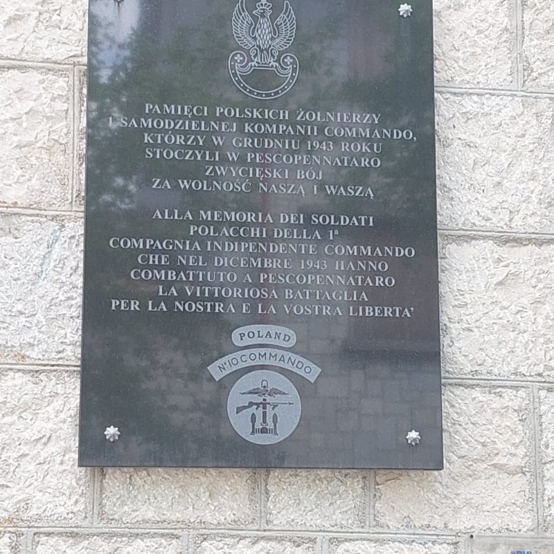 Plaque commémorative dédiée à la 1ère Compagnie de Commando Indépendante à Pescopennataro, commémorant la bataille victorieuse de décembre 1943. Inscription en polonais et en italien avec l'emblème de la Pologne.