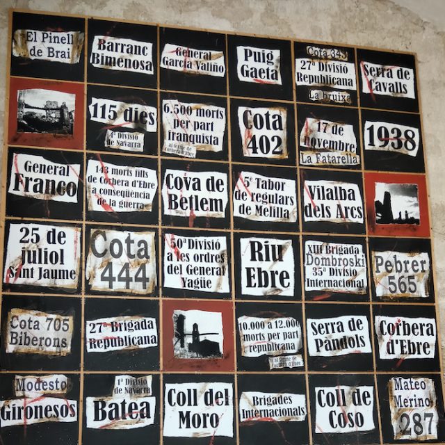 Plaque commémorative dans l'Església de Sant Pere, Corbera d'Ebre, en l'honneur de la Brigade internationale de Jarosław Dąbrowski. La plaque comporte diverses inscriptions et images liées à la guerre civile espagnole.