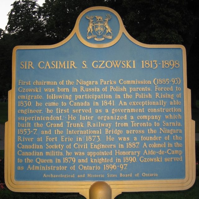 Tablica pamiątkowa Kazimierza S. Gzowskiego, 1813-1898, w pobliżu wodospadu Niagara. Tekst podkreśla jego wkład jako inżyniera i rolę w rozwoju infrastruktury Kanady.