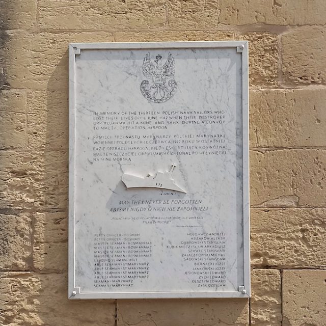 Une plaque de marbre située dans les jardins supérieurs de Barrakka, à La Valette, rend hommage aux treize marins de la marine polonaise qui ont perdu la vie le 16 juin 1942 lors de l'opération Harpoon. Inscription en polonais et en anglais, surmontée de l’emblème.