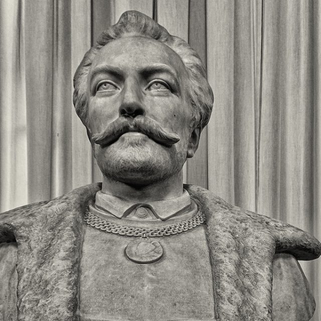Bust of Jan Zamoyski at the University of Padua, made of white Carrara marble, depicting him with a chain and medallion featuring King Stefan Batory.