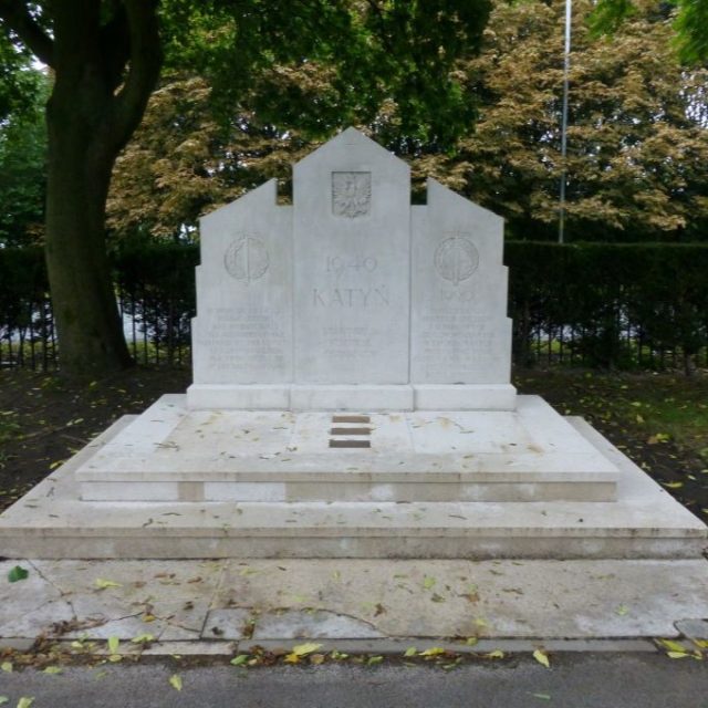Pomnik Katyński, 1990, Manchester, Cmentarz Południowy