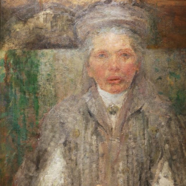 Tableau « Madame Paris » d'Olga Boznańska, vers 1912. Une femme au visage impassible, coiffée d'un chapeau et vêtue d'un manteau rayé, sur un fond texturé et abstrait.