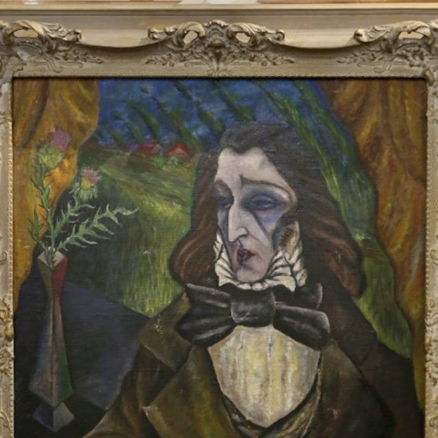 Tableau représentant un homme aux cheveux longs portant un grand nœud papillon, sur fond de paysage coloré avec un vase de fleurs à gauche. Le cadre est orné de motifs floraux.