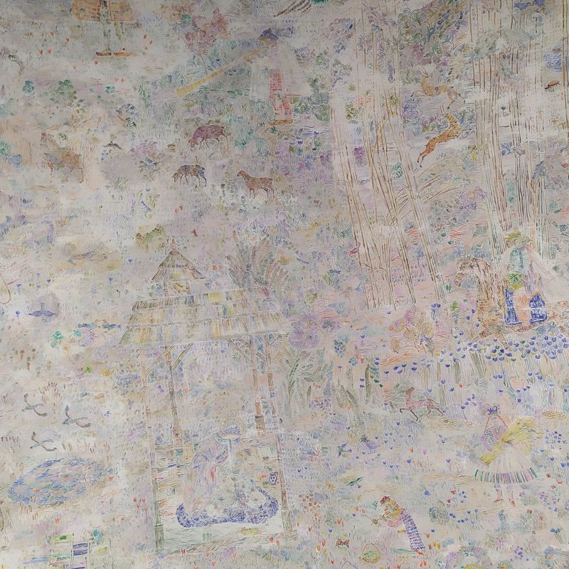 Szczegółowy mural w pastelowych kolorach przedstawiający scenę pastoralną. Postacie w tradycyjnych strojach, zwierzęta i drzewa są rozmieszczone w całej kompozycji, tworząc żywy, teksturowany krajobraz.