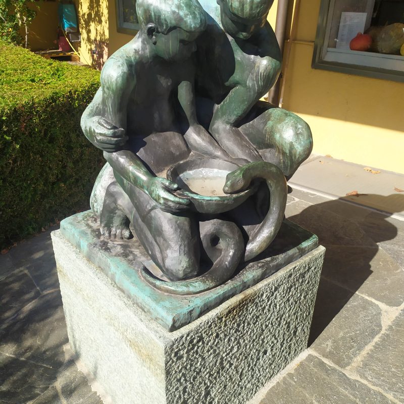 M. Piotrowski, rzeźba dwójka dzieci z wężem (brąz, H 90cm), 1953, Wartstrasse 44, Winterthur, Szwajcaria