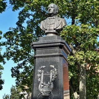 Пам’ятник Станіславу Моніушці перед костелом Святої Катерини у Вільнюсі