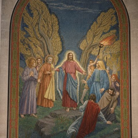 Mosaïque de la basilique de l Agonie à Jérusalem montrant le Christ les bras ouverts parmi des oliviers, des disciples à gauche et des gardes armés avec une torche à droite. En bas figure une inscription latine entre un écu à croix de Jérusalem et un écu à l aigle polonais.