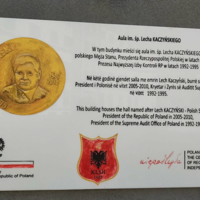 Plaque à Tirana avec un médaillon portrait de Lech Kaczyński et un texte en polonais albanais et anglais. En bas figurent les emblèmes de la Pologne et de l Albanie et l inscription Embassy of the Republic of Poland Tirana.